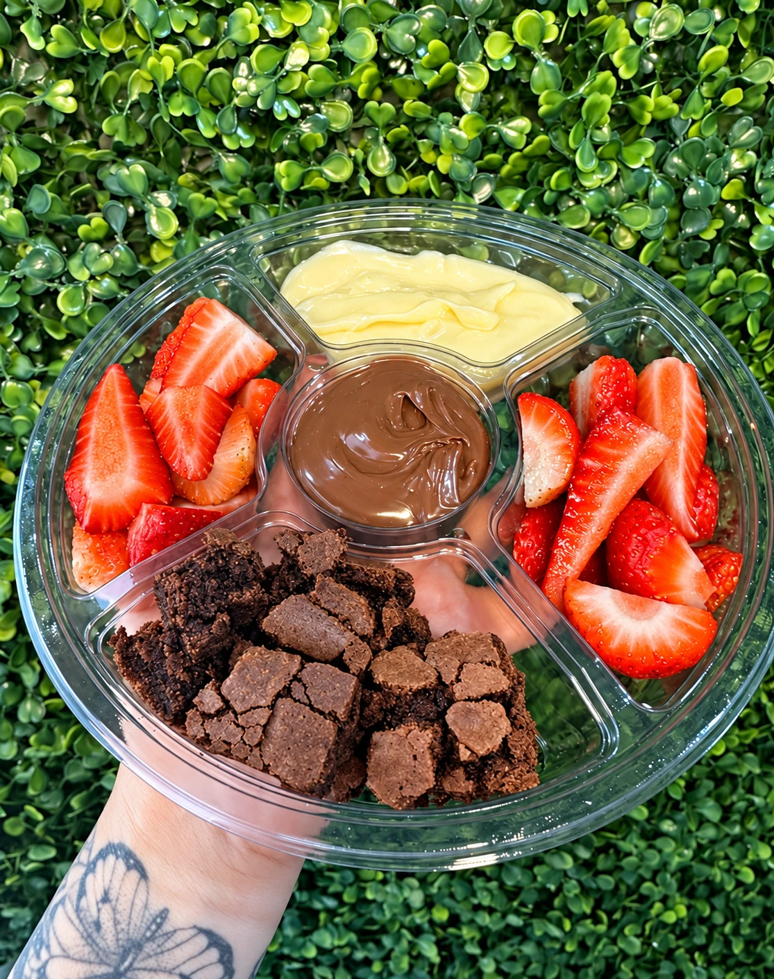 Bandeja com morangos, brownie e cremes