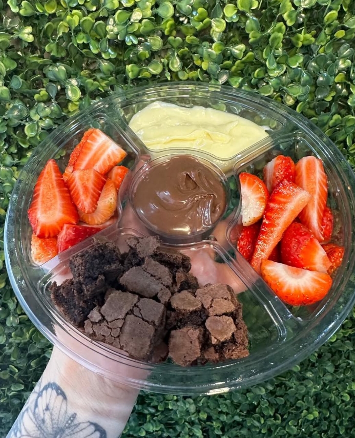 Acompanhamentos com brownie e morango