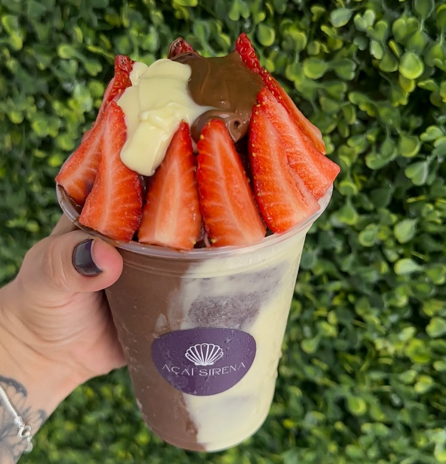 Copo de açaí com morangos